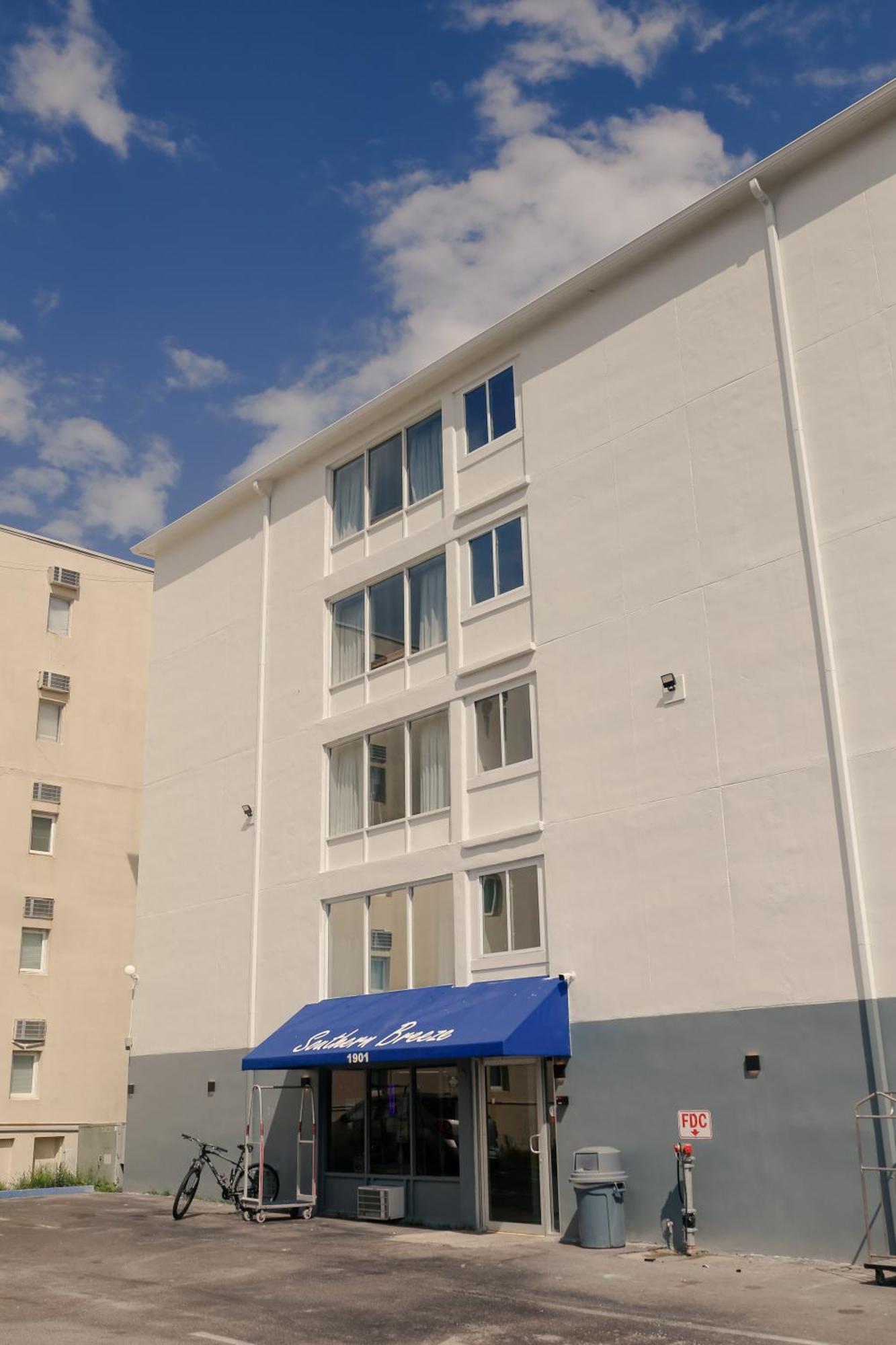 Southern Breeze Ocean Front Hotel マートルビーチ エクステリア 写真
